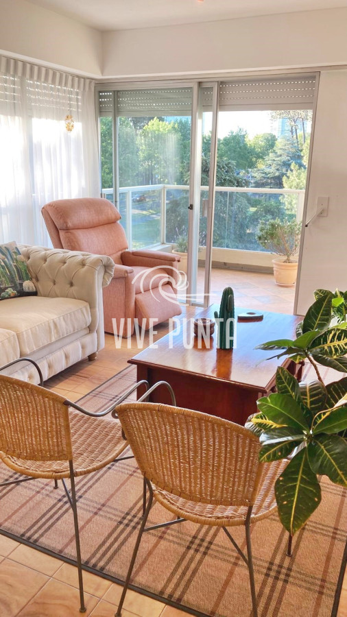 Apartamento ID.728 - Venta - Torre clásica de Punta del Este - 2 dormitorios - Reciclado