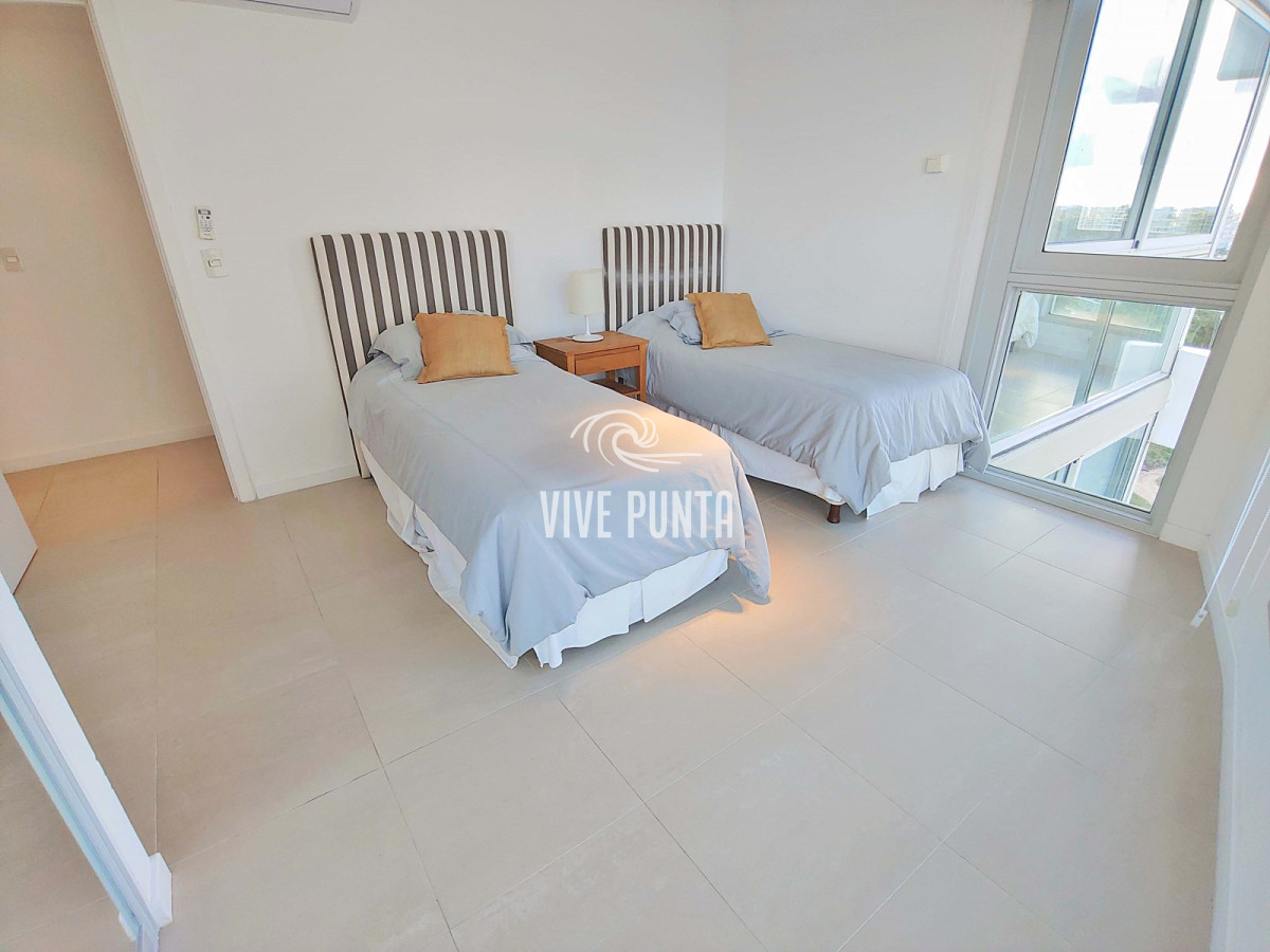 Apartamento ID.633 - Oportunidad! Esquinero de Le Parc, piso alto en venta! Punta del Este