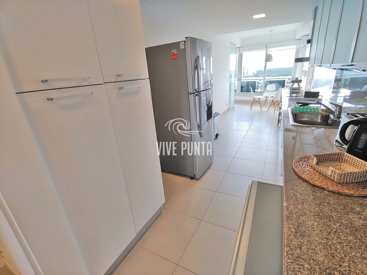 Apartamento ID.633 - Oportunidad! Esquinero de Le Parc, piso alto en venta! Punta del Este