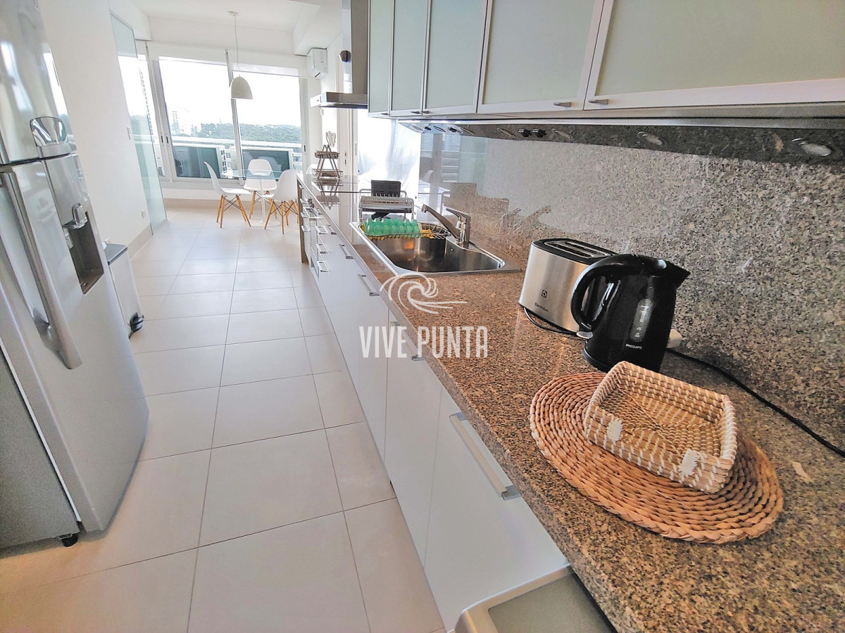 Apartamento ID.633 - Oportunidad! Esquinero de Le Parc, piso alto en venta! Punta del Este