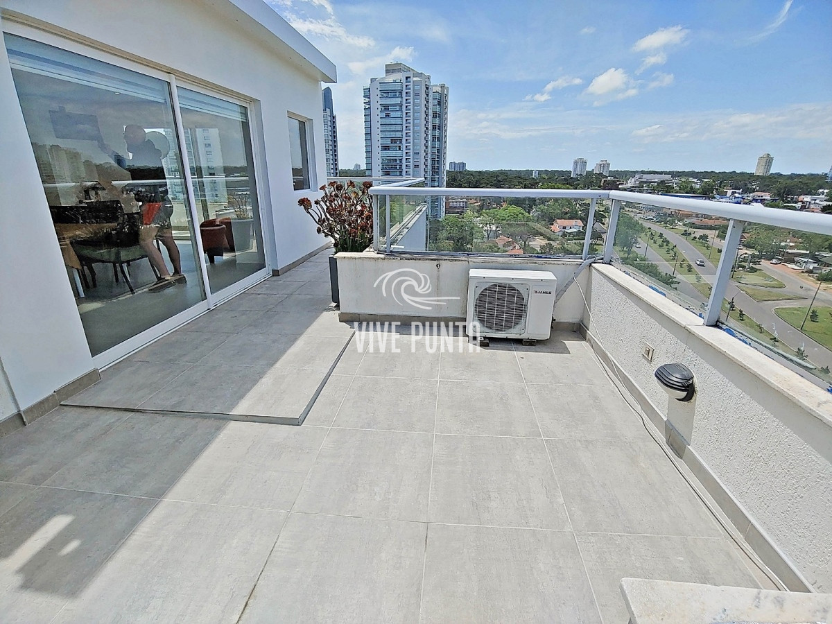 Apartamento ID.554 - Alquiler Punta del Este - Espectacular Pent House duplex con gran barbacoa cerrada a pasos de la Mansa