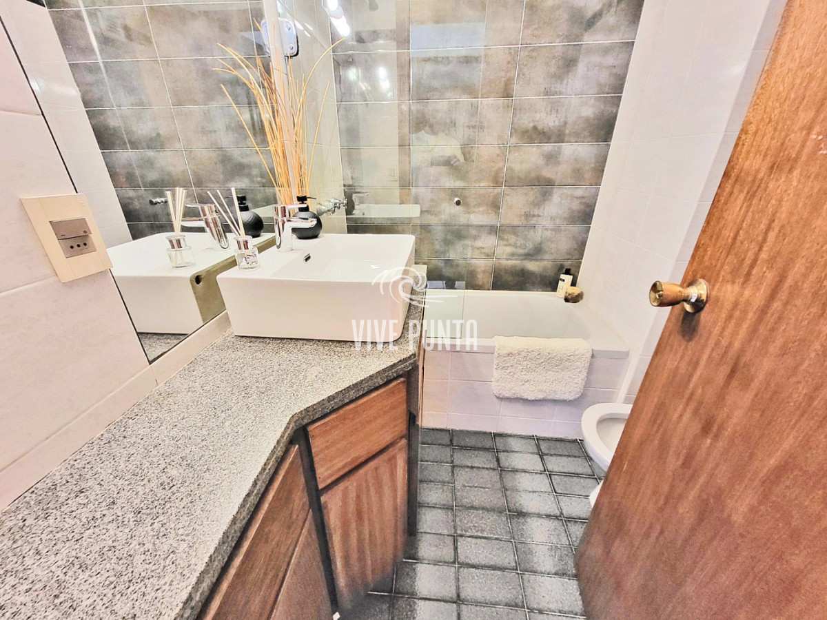 Apartamento ID.1128 - VENTA - Apartamento en Playa Mansa a pasos del Mar