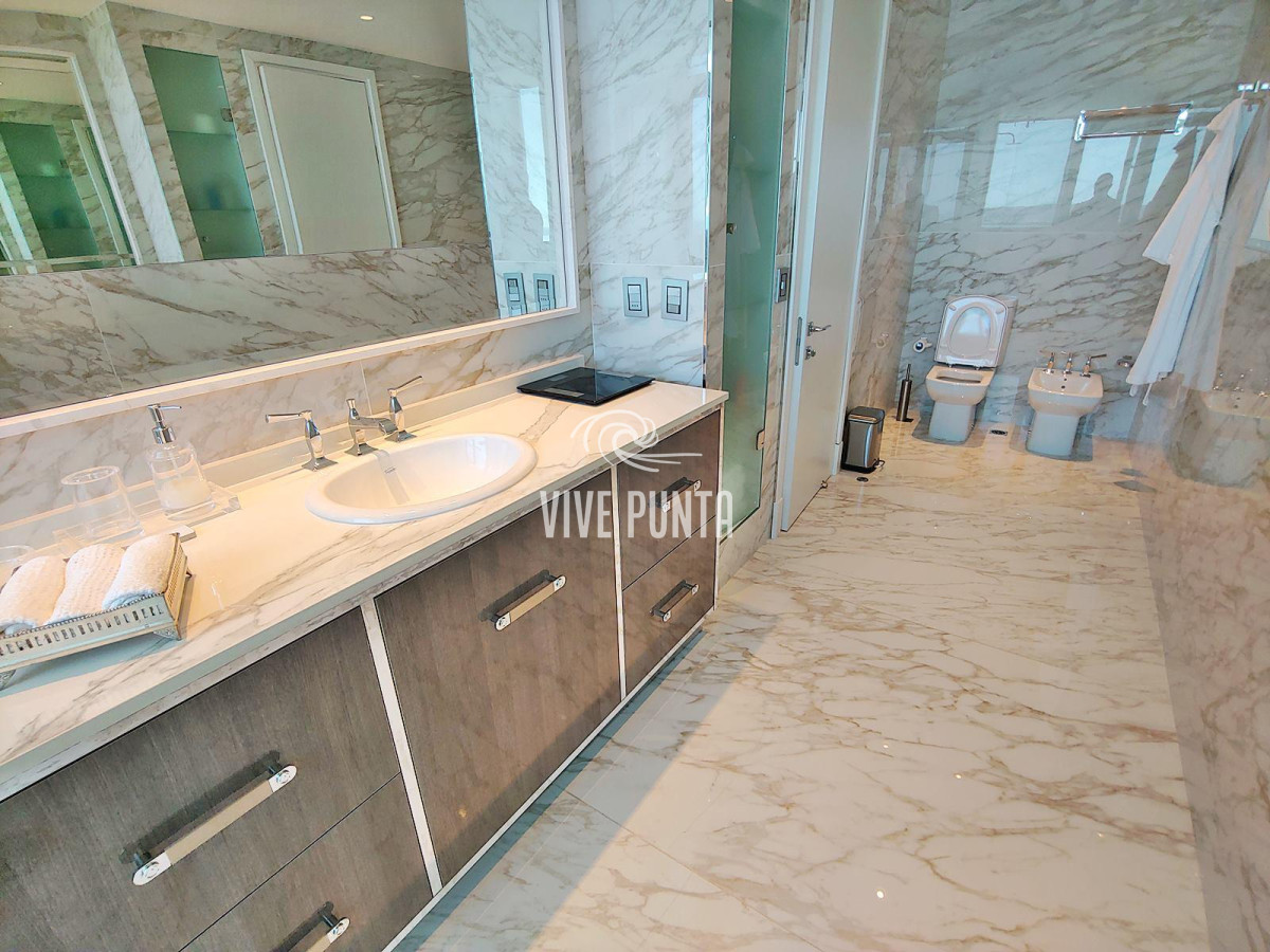 Apartamento ID.897 - Espectacular! Apartamento unificado en Fendi Chateau Punta del Este - VENTA