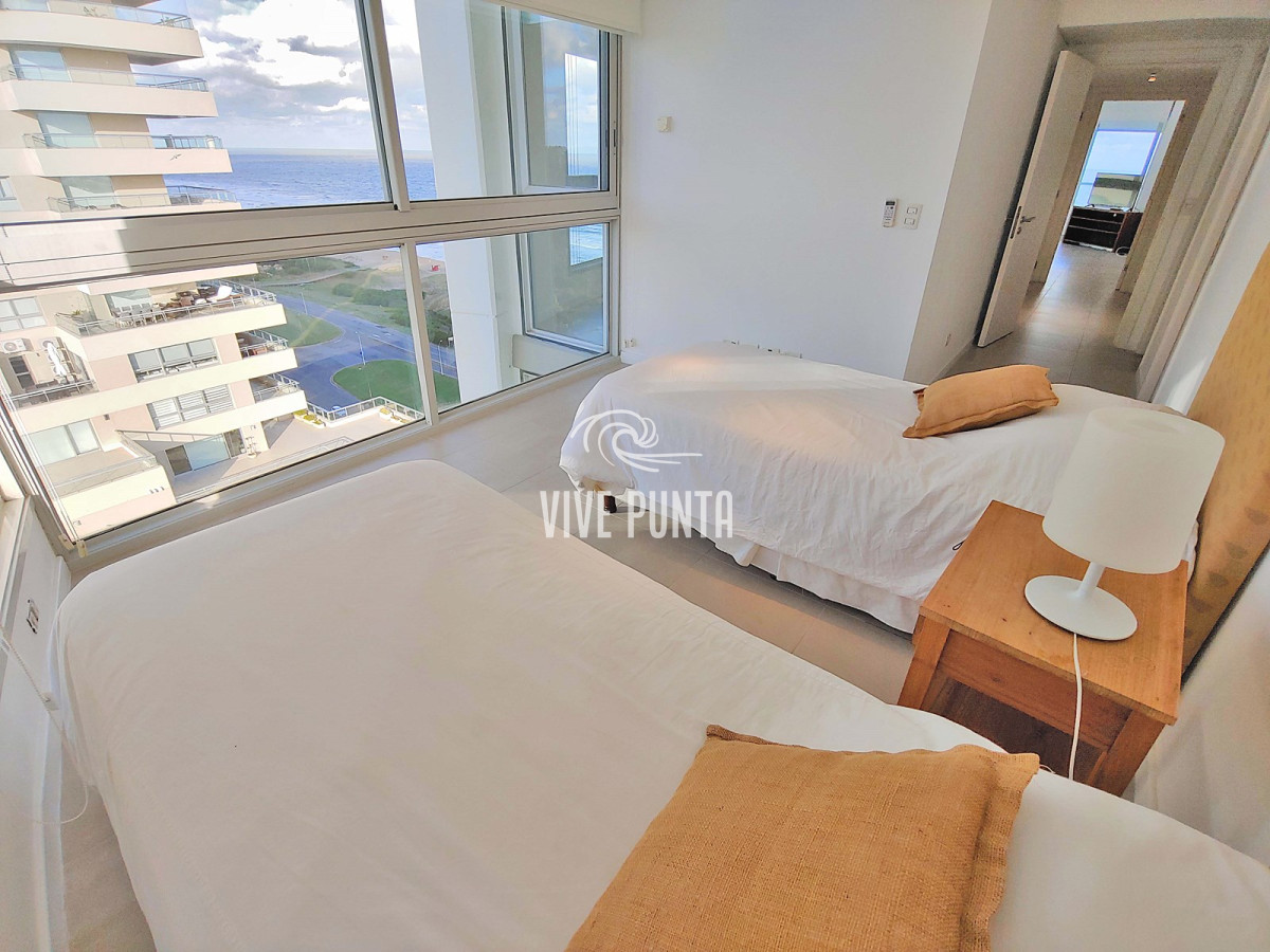 Apartamento ID.633 - Oportunidad! Esquinero de Le Parc, piso alto en venta! Punta del Este