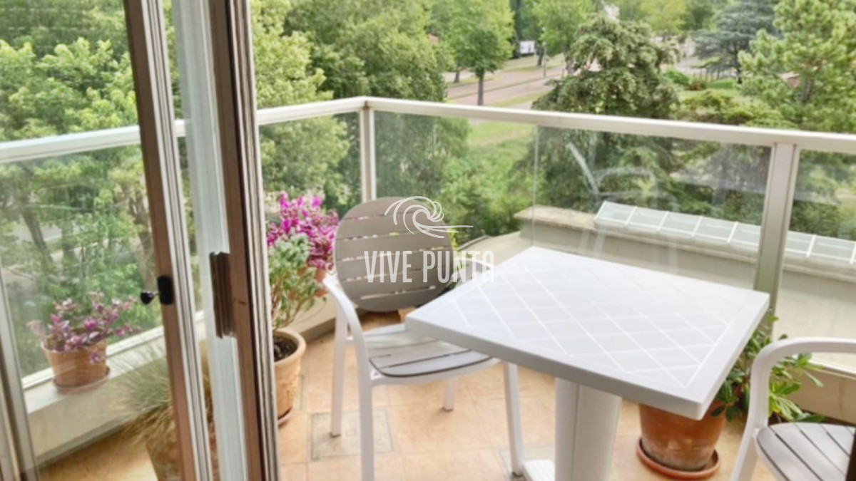 Apartamento ID.728 - Venta - Torre clásica de Punta del Este - 2 dormitorios - Reciclado
