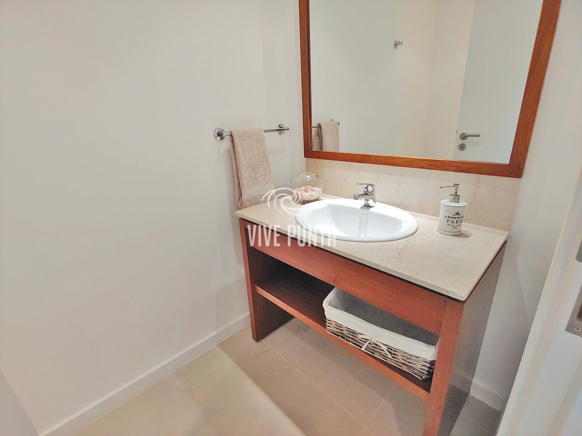 Apartamento ID.633 - Oportunidad! Esquinero de Le Parc, piso alto en venta! Punta del Este