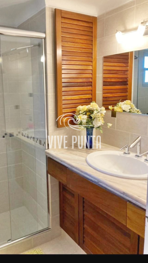 Apartamento ID.728 - Venta - Torre clásica de Punta del Este - 2 dormitorios - Reciclado