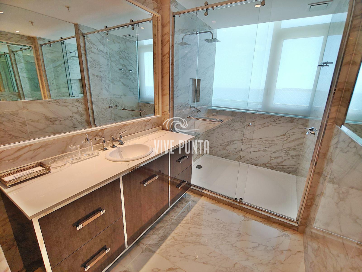 Apartamento ID.897 - Espectacular! Apartamento unificado en Fendi Chateau Punta del Este - VENTA