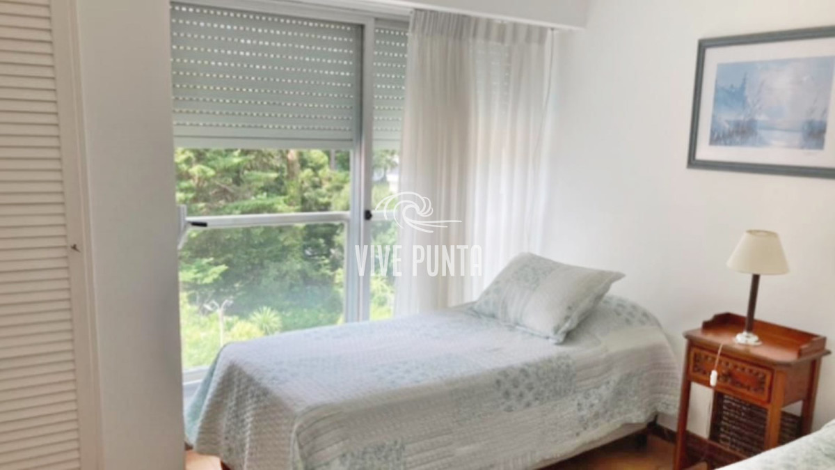 Apartamento ID.728 - Venta - Torre clásica de Punta del Este - 2 dormitorios - Reciclado