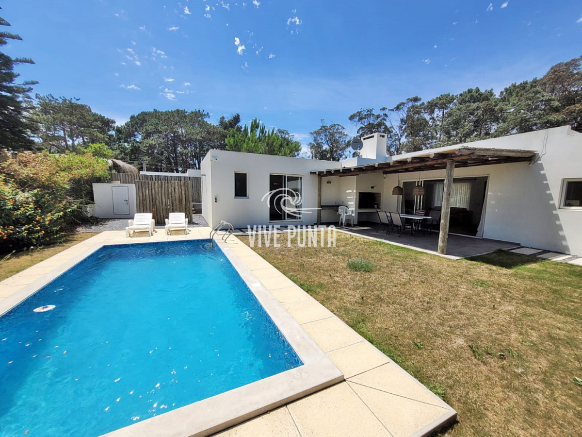 Casa ID.1193 - Muy buena ubicacion en el corazon de La Barra!