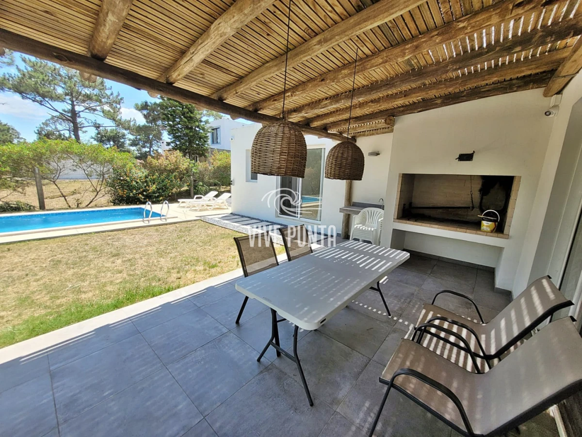 Casa ID.1193 - Muy buena ubicacion en el corazon de La Barra!