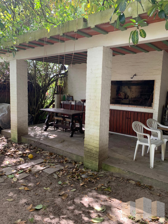 Casa ID.2825 - MUY LINDA CASA CON UN ENTORNO ARBOLADO