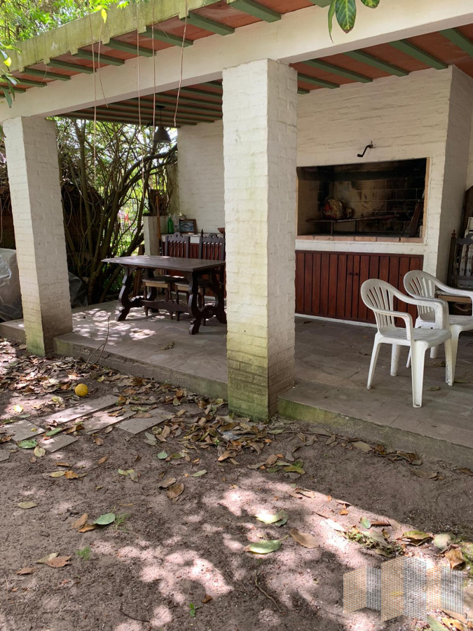 Casa ID.2825 - MUY LINDA CASA CON UN ENTORNO ARBOLADO