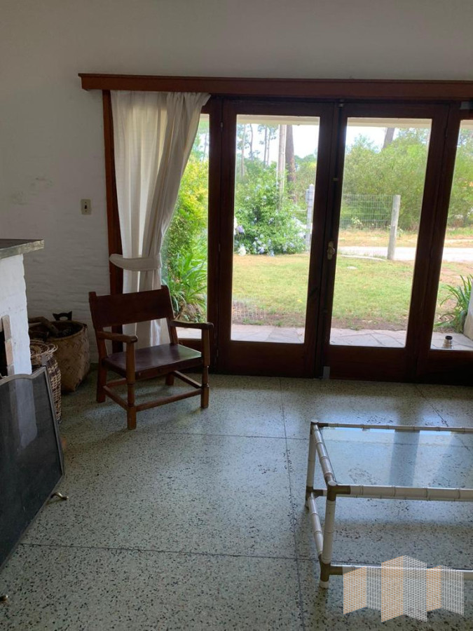 Casa ID.2825 - MUY LINDA CASA CON UN ENTORNO ARBOLADO