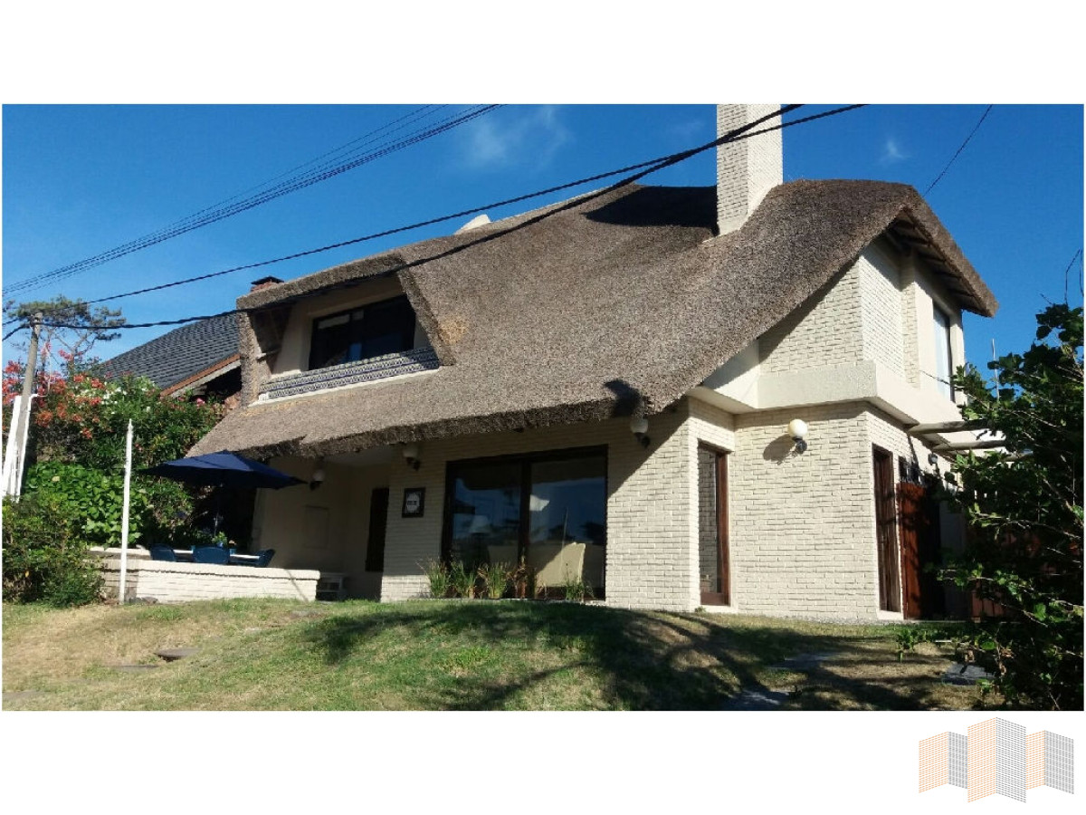 Casa ID.2810 - A METROS DE LA PLAYA 