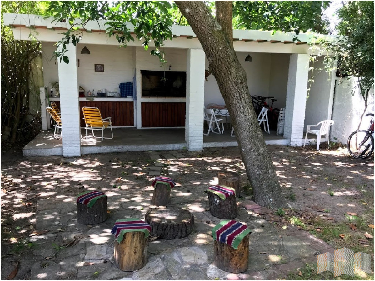 Casa ID.2825 - MUY LINDA CASA CON UN ENTORNO ARBOLADO