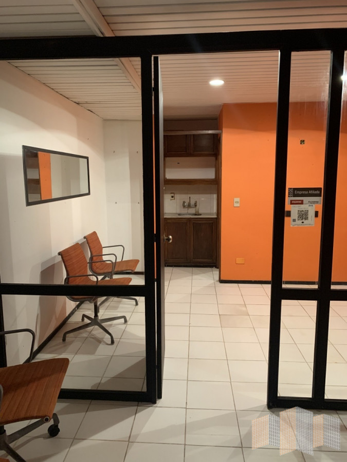 Local Comercial ID.3098 - EXCELENTEMENTE UBICADO 