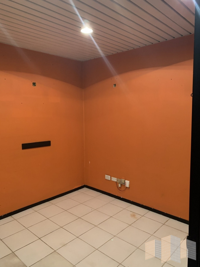 Local Comercial ID.3098 - EXCELENTEMENTE UBICADO 