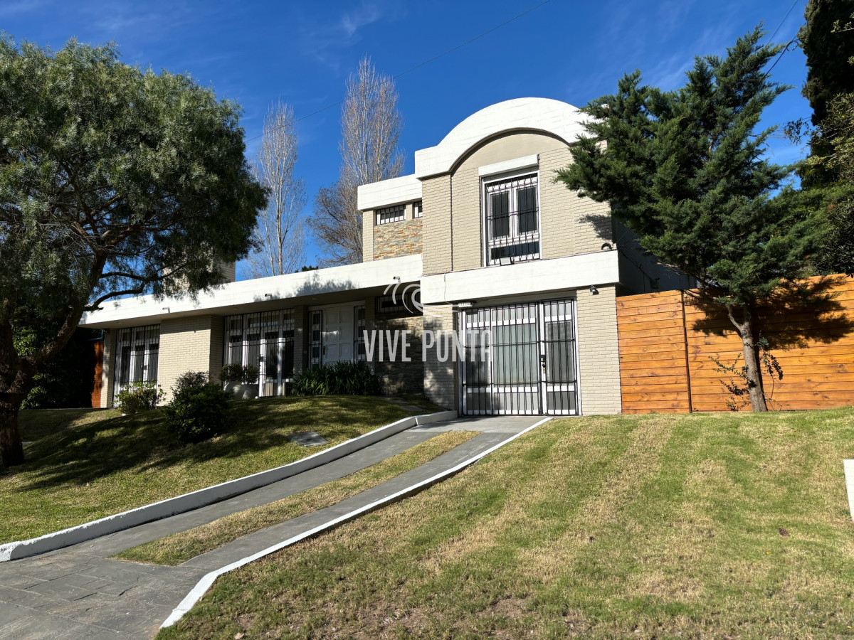 Casa ID.911 - EXCEPCIONAL CASA EN VENTA DE 4 DORMITORIOS