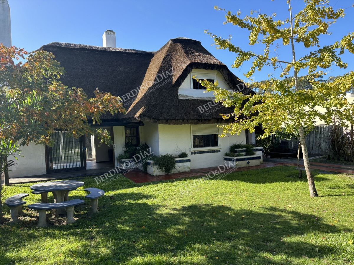 Casa ID.1733 -  Casa quincho en venta en Pinares 