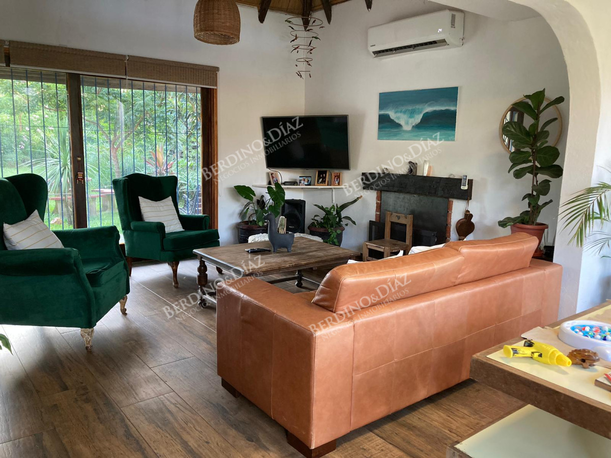 Casa ID.1733 -  Casa quincho en venta en Pinares 