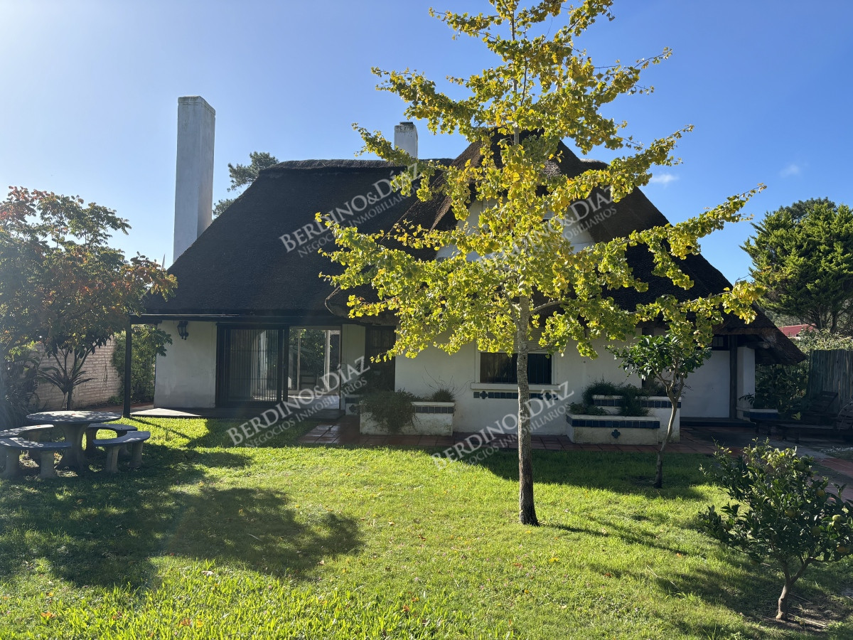 Casa ID.1733 -  Casa quincho en venta en Pinares 