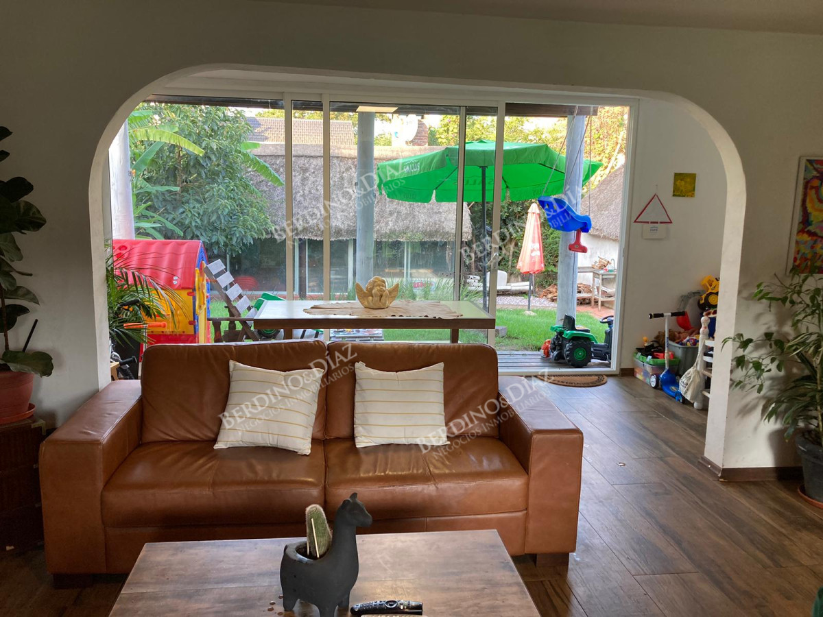 Casa ID.1733 -  Casa quincho en venta en Pinares 