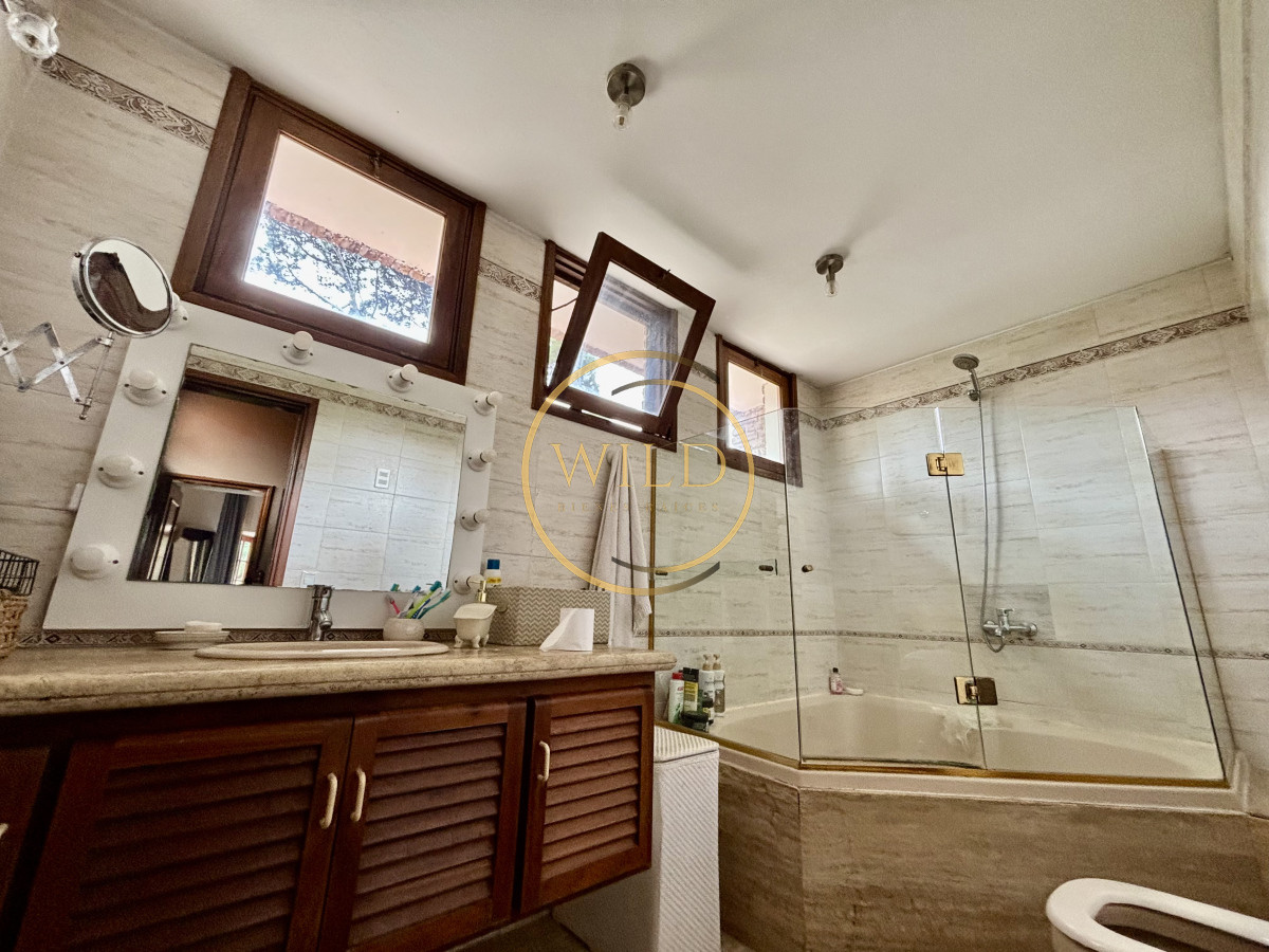 Casa ID.2402 - ESPECTACULAR CASA DE 4 DORMITORIOS EN VENTA