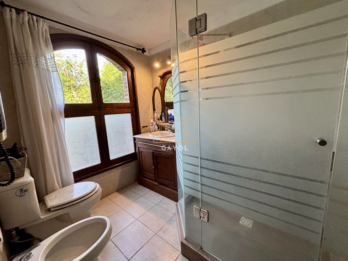 Casa ID.710 - EXCEPCIONAL CASA EN VENTA DE 4 DORMITORIOS PINARES 