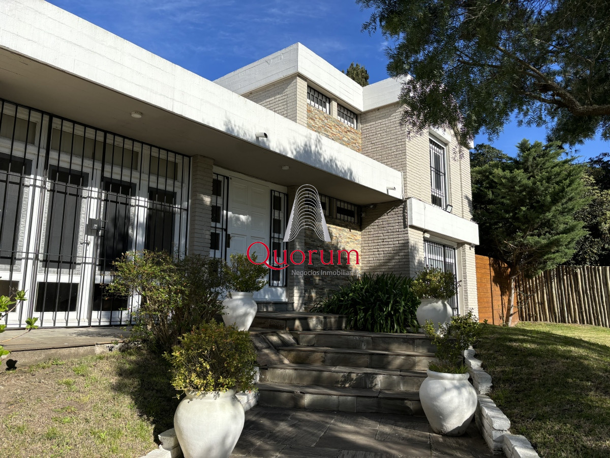 Casa ID.435 - EXCEPCIONAL CASA EN VENTA DE 4 DORMITORIOS