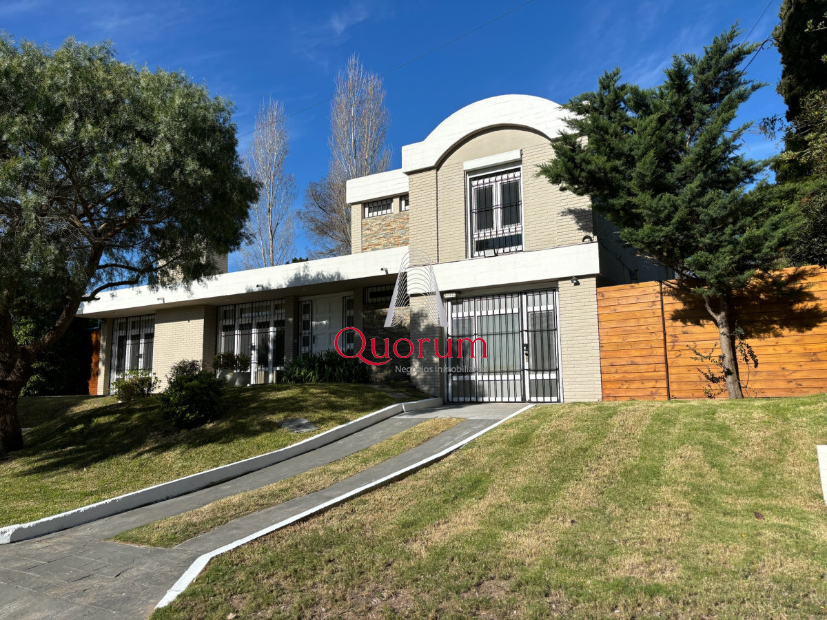 Casa ID.435 - EXCEPCIONAL CASA EN VENTA DE 4 DORMITORIOS