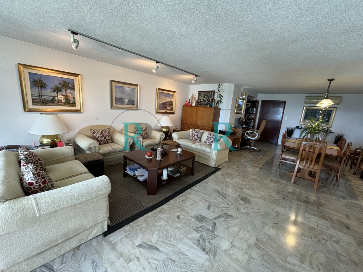 Apartamento ID.1679 - Hermoso y amplio apartamento de 3 dormitorios y dependencia Roosevelt Center