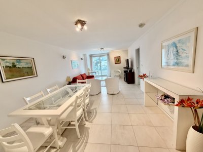 Apartamento en Aidy Grill - Punta del Este
El apartamento cuenta con 2 dormitorios (uno de ellos en suite)  y dependencia de servicio. 
Es una planta muy amplia y con buena orientación solar.
Incluye un espacio del garage cubierto en el subsuelo para un auto.
El Edificio es moderno, de categoría y se ubica a tan sólo 1 cuadra de Playa Brava.
Amenities y servicios: gimnasio, 4 barbacoas, playroom, piscinas exteriores,  sala de reuniones, gimnasio, recepción 24 hs. servicio de mucama.

