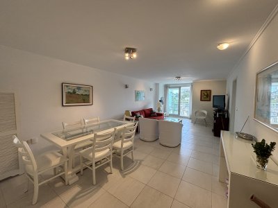 Apartamento en Aidy Grill - Punta del Este
El apartamento cuenta con 2 dormitorios (uno de ellos en suite)  y dependencia de servicio. 
Es una planta muy amplia y con buena orientación solar.
Incluye un espacio del garage cubierto en el subsuelo para un auto.
El Edificio es moderno, de categoría y se ubica a tan sólo 1 cuadra de Playa Brava.
Amenities y servicios: gimnasio, 4 barbacoas, playroom, piscinas exteriores,  sala de reuniones, gimnasio, recepción 24 hs. servicio de mucama.

