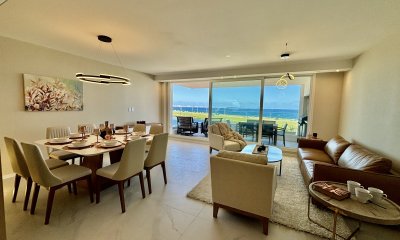 Espectacular apartamento de 3 dormitorios y servicio frente al mar