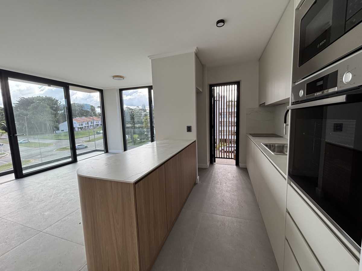 EXCELENTE APARTAMENTO ESQUINERO DE 2 DORMITORIOS EN VENTA.