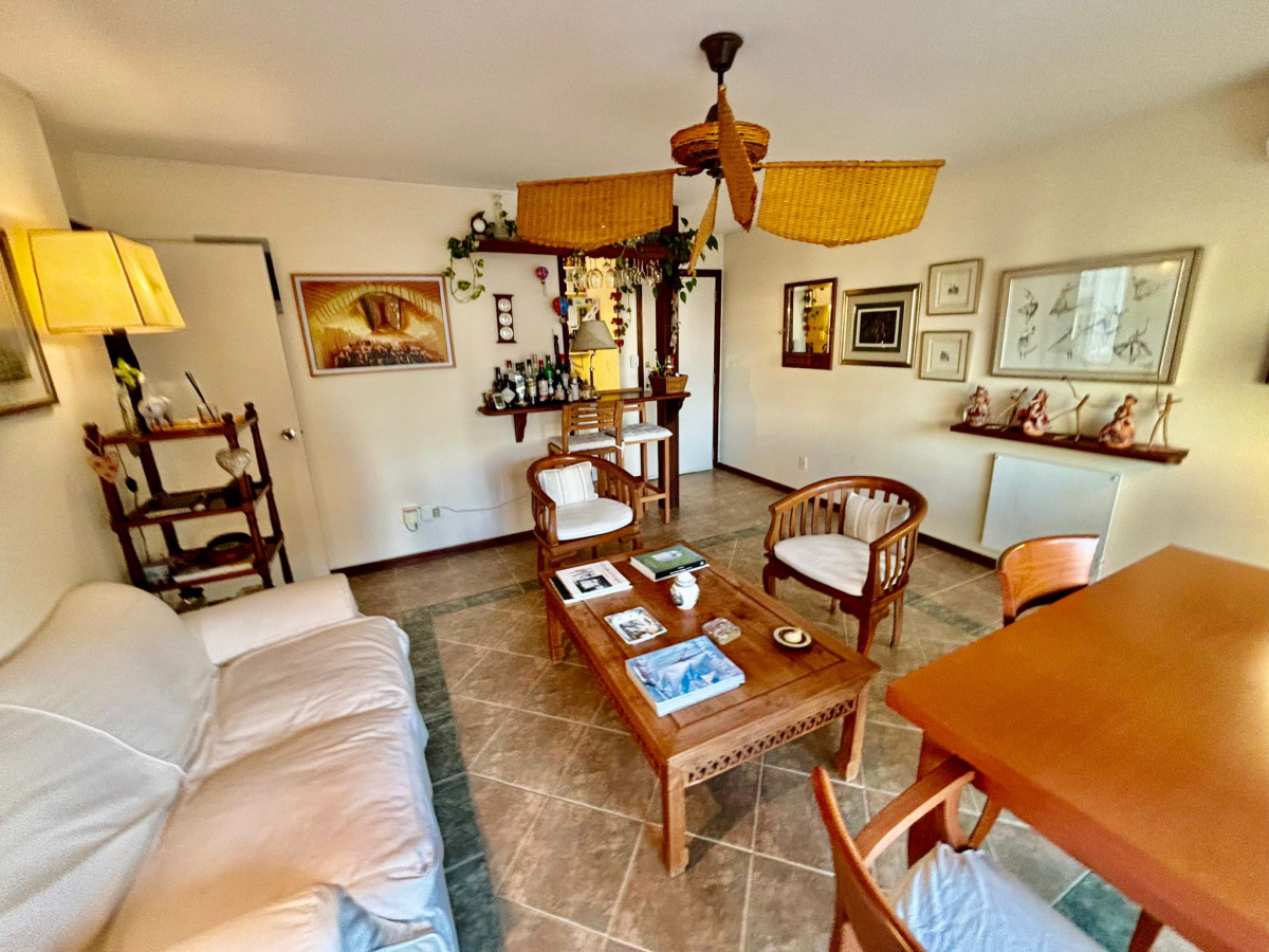 APARTAMENTO EN VENTA DE  2 DORMITORIOS A 1 CUADRA DEL MAR