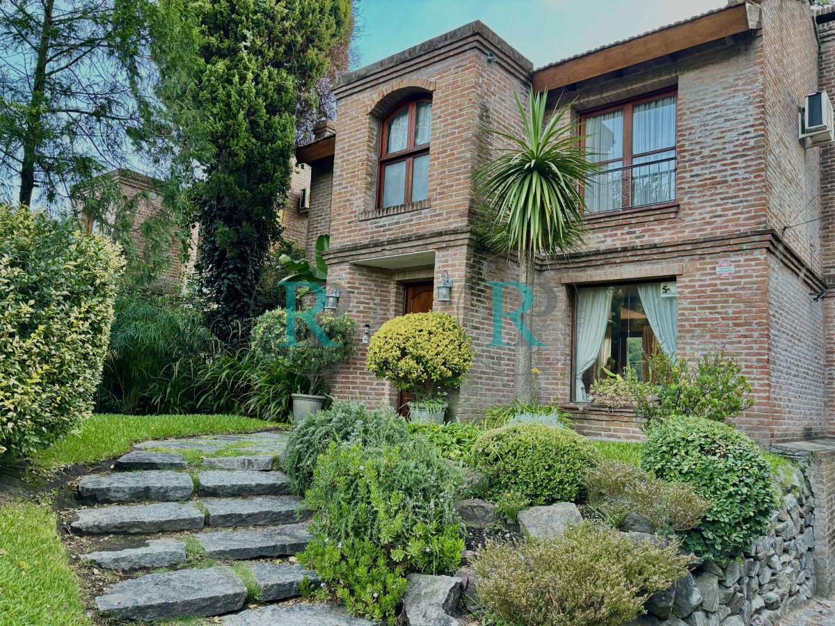 Casa ID.2361 - EXCEPCIONAL CASA EN VENTA DE 4 DORMITORIOS PINARES 