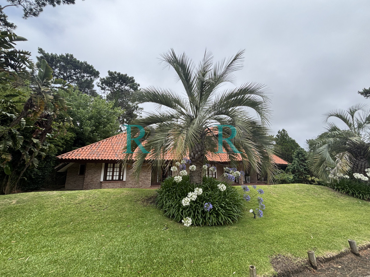 Casa ID.2227 - ESPECTACULAR CASA DE 4 DORMITORIOS EN VENTA