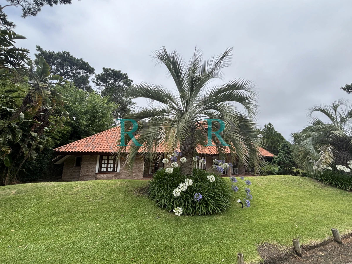 Casa ID.2227 - ESPECTACULAR CASA DE 4 DORMITORIOS EN VENTA