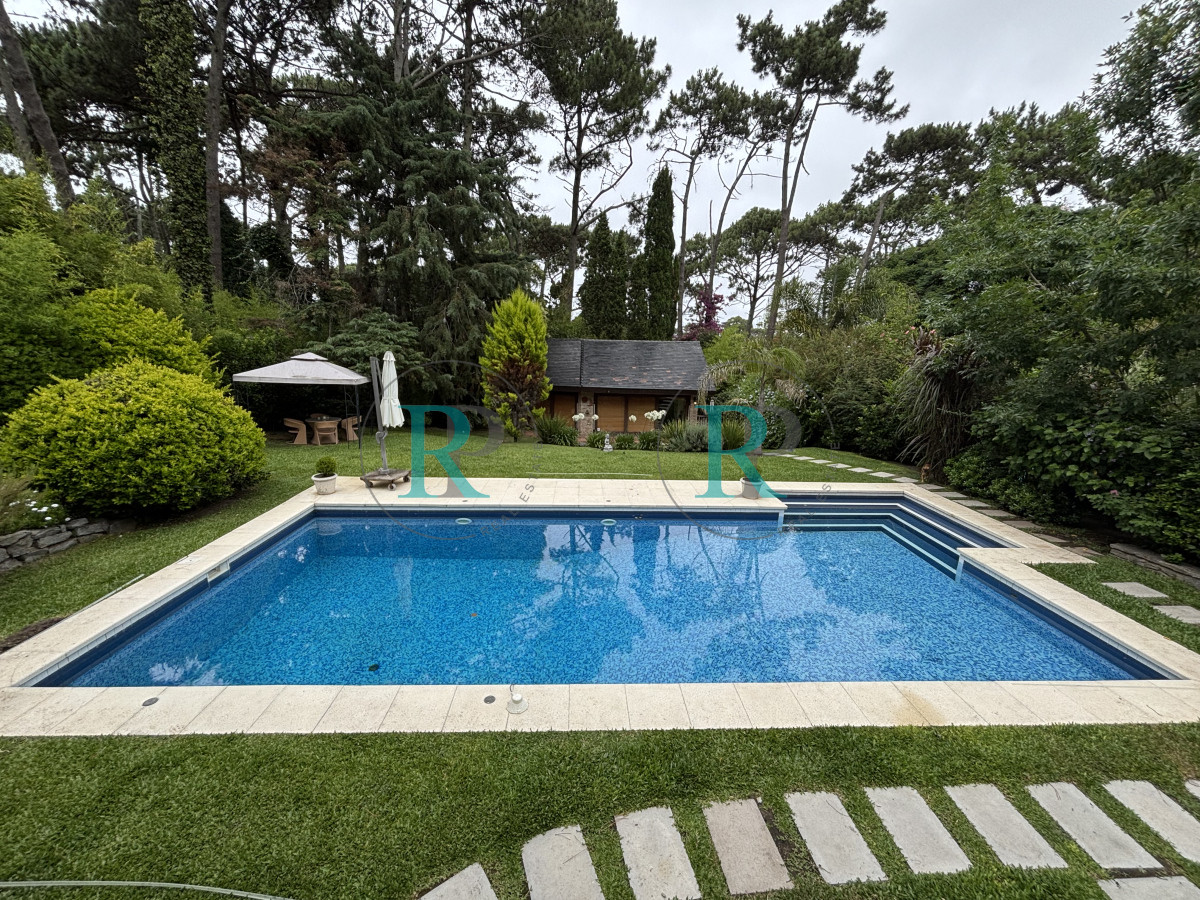 Casa ID.2227 - ESPECTACULAR CASA DE 4 DORMITORIOS EN VENTA