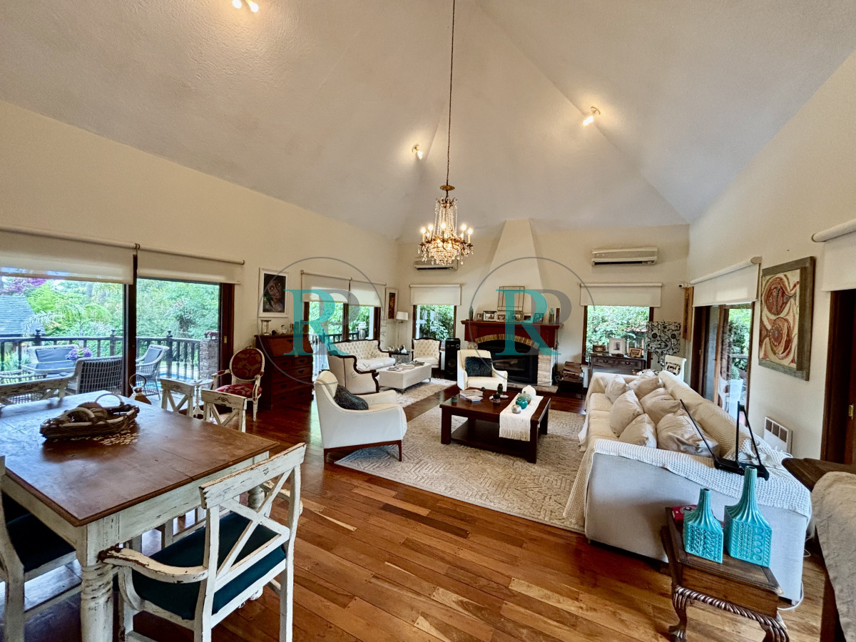 Casa ID.2227 - ESPECTACULAR CASA DE 4 DORMITORIOS EN VENTA
