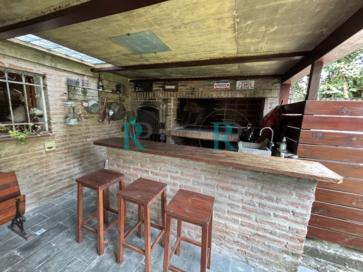 Casa ID.2361 - EXCEPCIONAL CASA EN VENTA DE 4 DORMITORIOS PINARES 