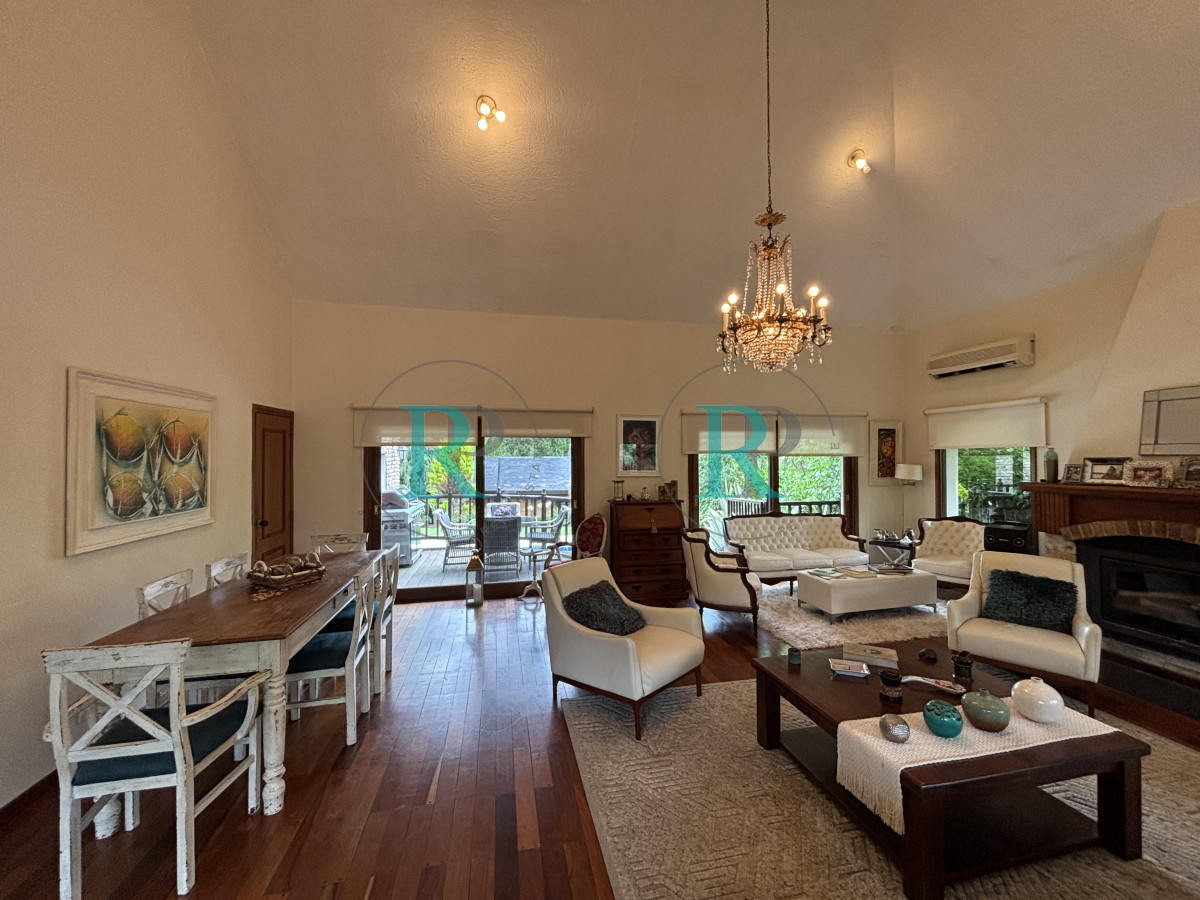 Casa ID.2227 - ESPECTACULAR CASA DE 4 DORMITORIOS EN VENTA