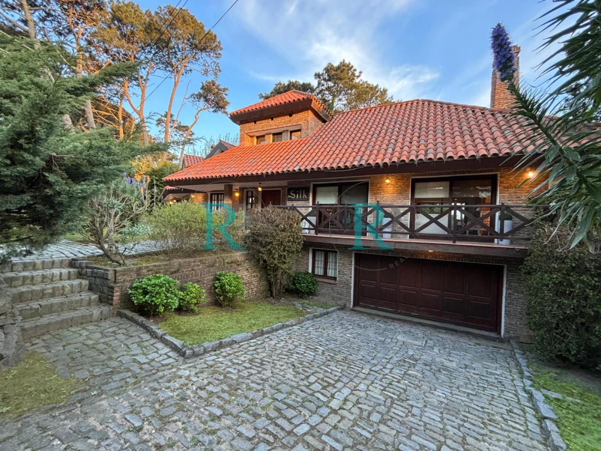 Casa ID.2227 - ESPECTACULAR CASA DE 4 DORMITORIOS EN VENTA