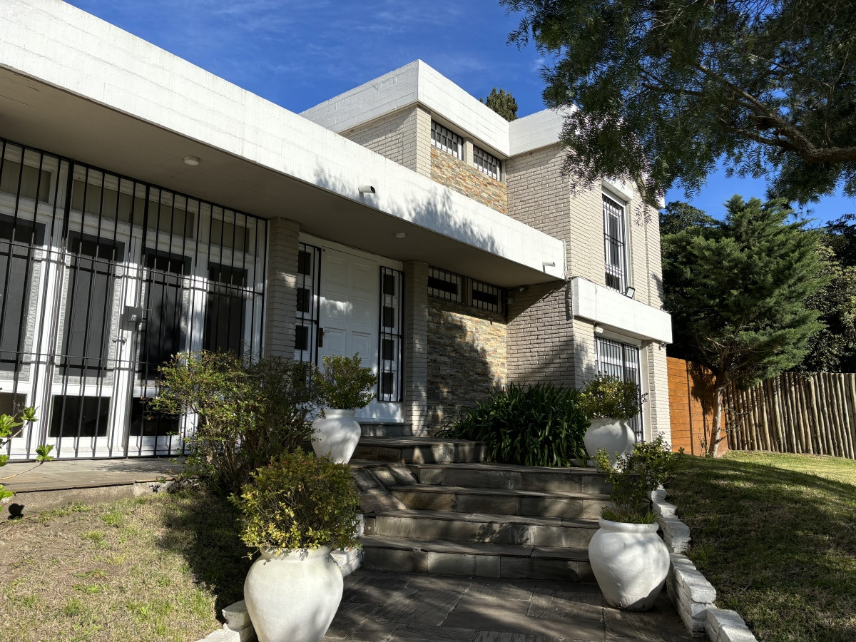 EXCEPCIONAL CASA EN VENTA DE 4 DORMITORIOS