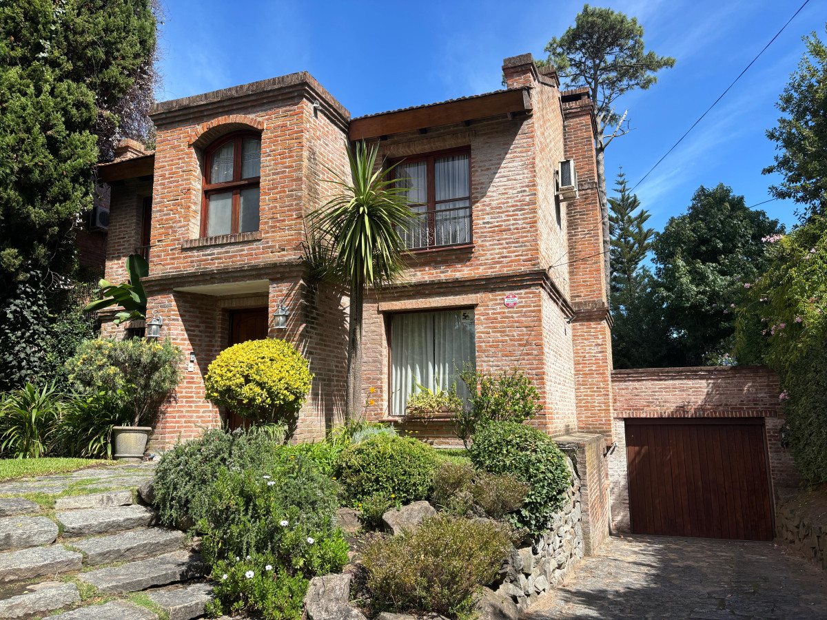 EXCEPCIONAL CASA EN VENTA DE 4 DORMITORIOS PINARES 