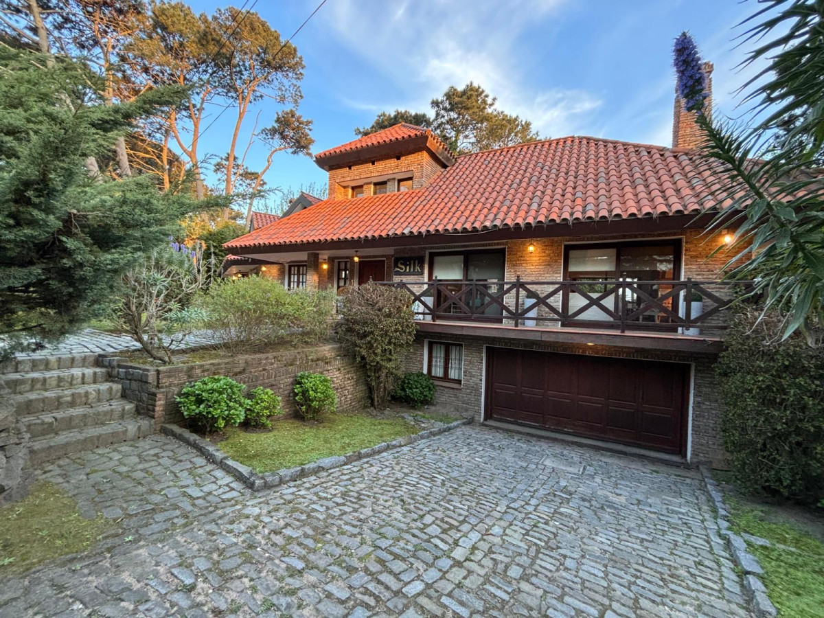 ESPECTACULAR CASA DE 4 DORMITORIOS EN VENTA