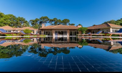 Mansión de estilo clásico en venta en el corazón de Beverly Hills.