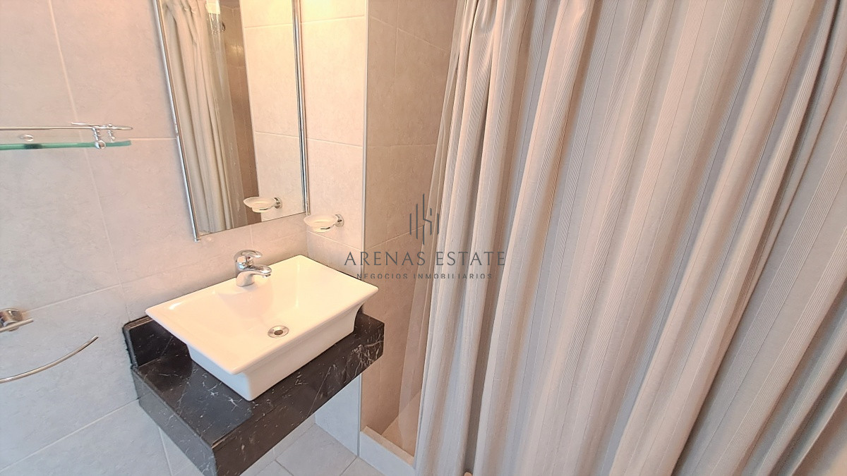 Apartamento ID.2337 - Apartamento en venta de dos dormitorio mas servicio en Punta del Este Ref. 4185